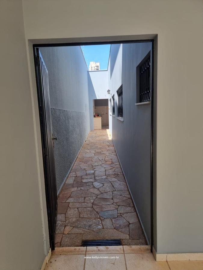 Casa para alugar com 4 quartos, 330m² - Foto 3