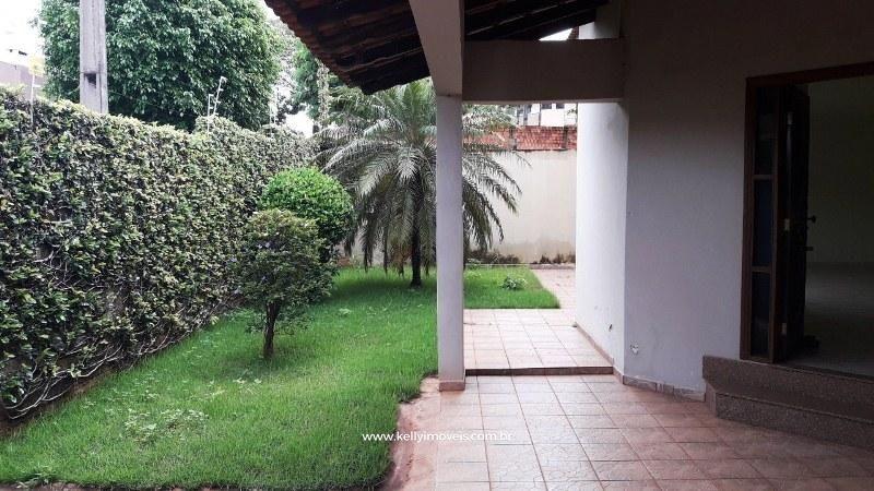 Casa à venda com 3 quartos, 352m² - Foto 1