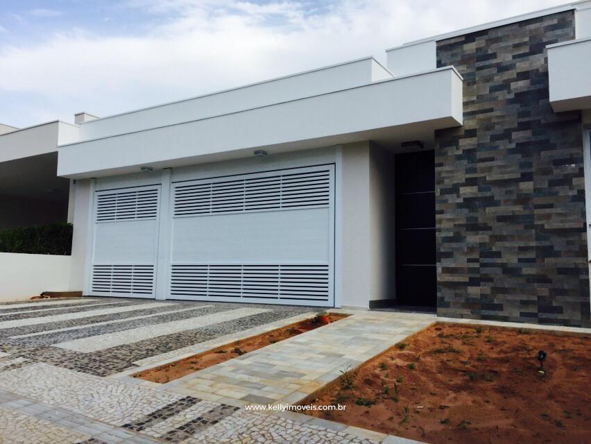 Casa de Condomínio à venda com 3 quartos, 240m² - Foto 2