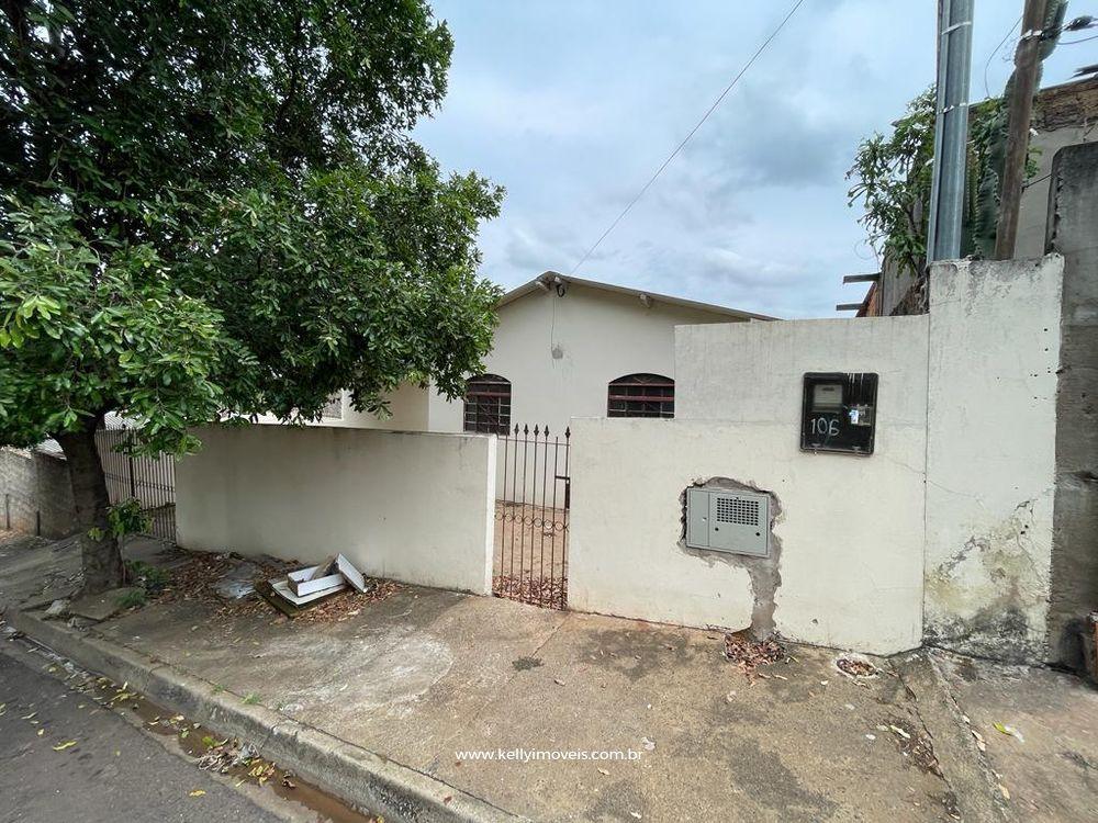 Casa à venda com 3 quartos, 241m² - Foto 1