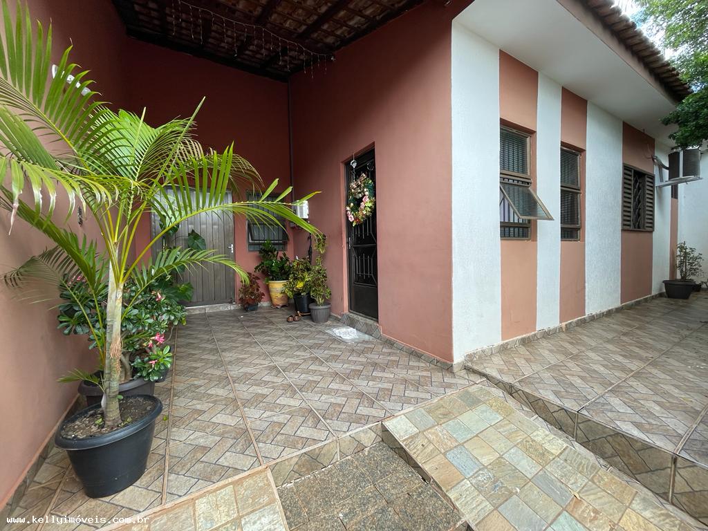 Casa à venda com 4 quartos, 200m² - Foto 1