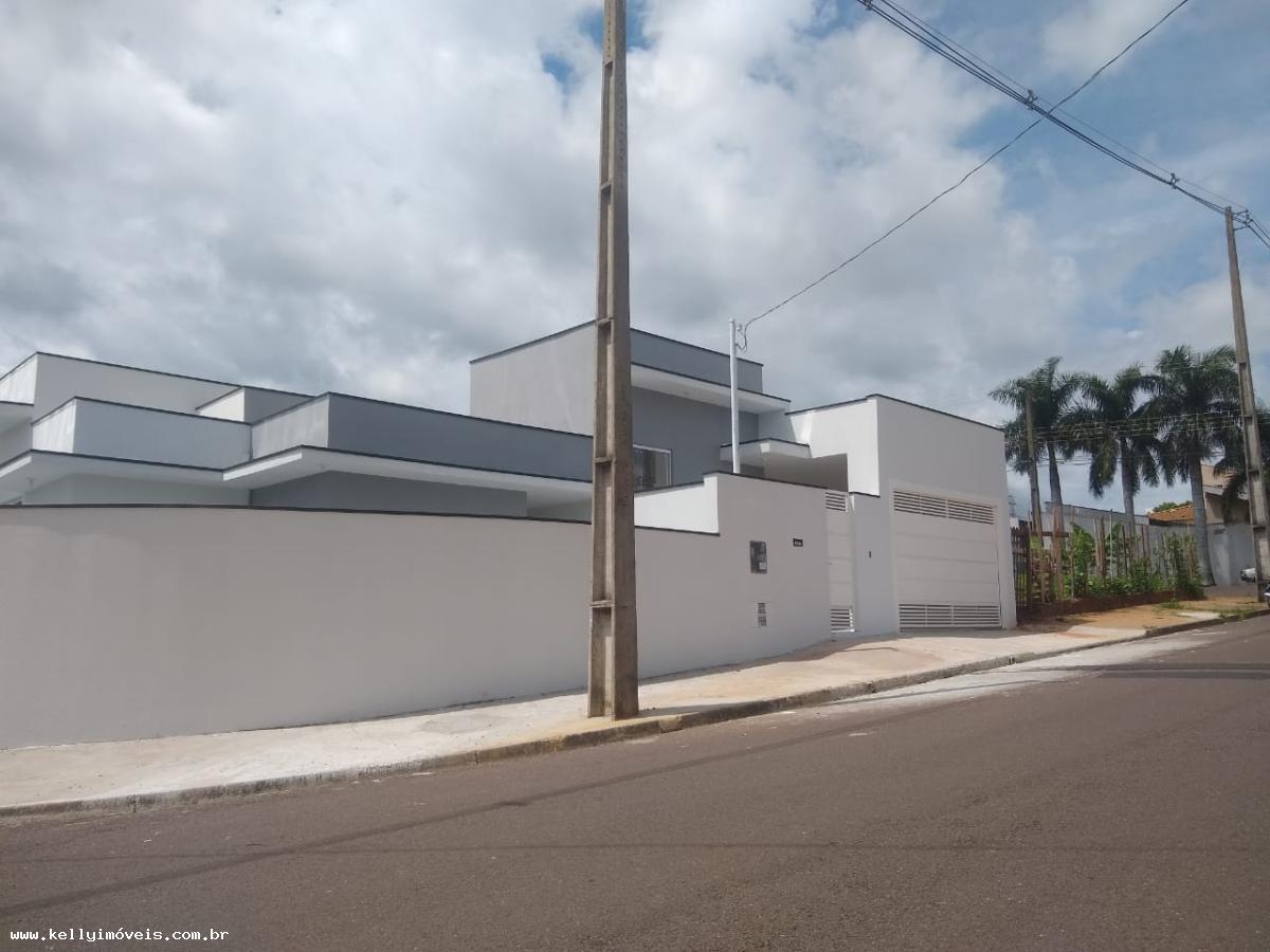 Casa à venda com 2 quartos, 100m² - Foto 1