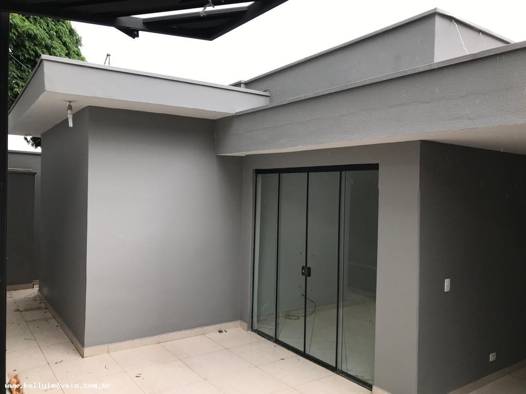 Casa à venda com 3 quartos, 242m² - Foto 1