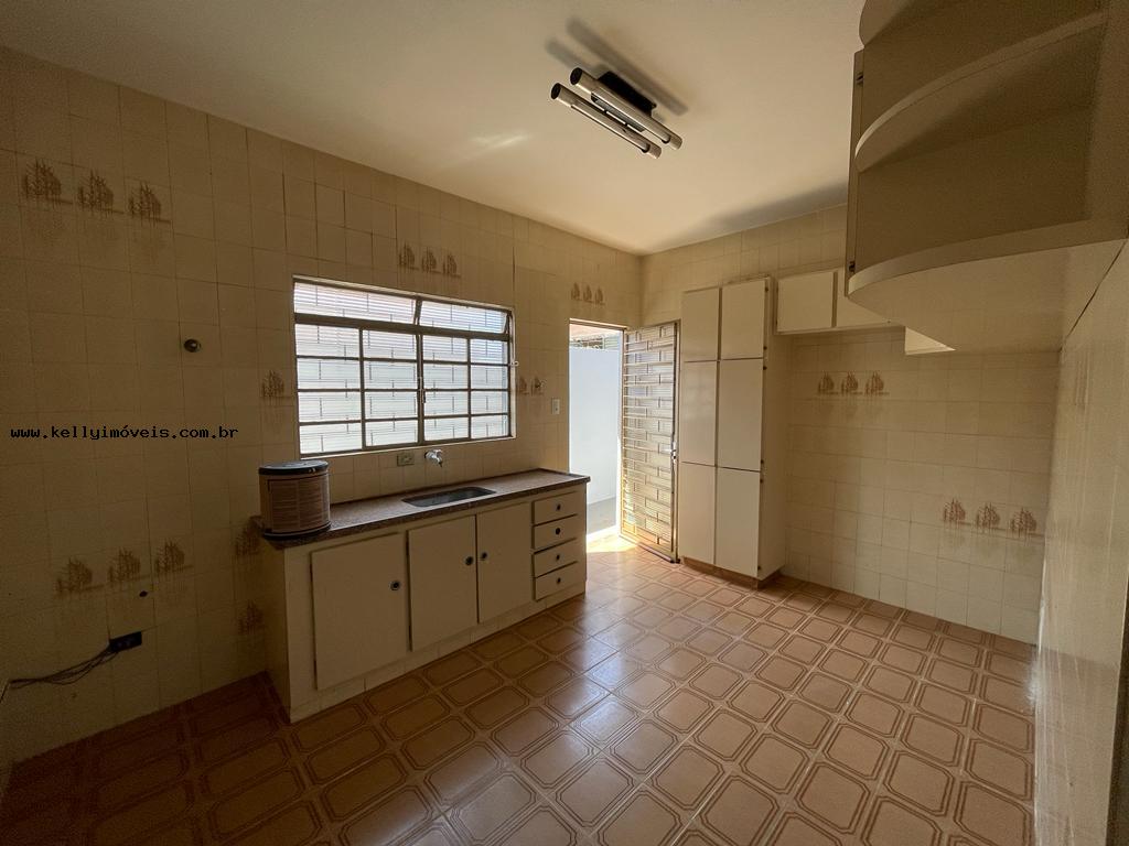 Casa à venda com 3 quartos, 242m² - Foto 8