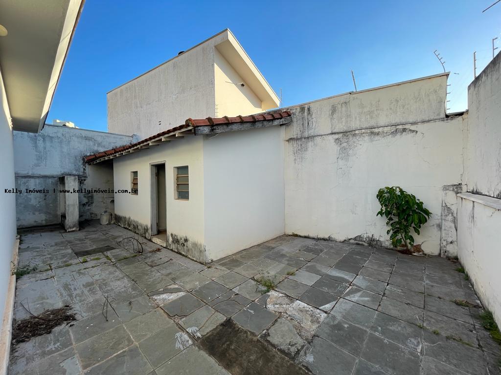 Casa à venda com 3 quartos, 281m² - Foto 1