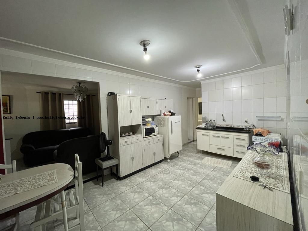 Casa à venda com 2 quartos, 200m² - Foto 2