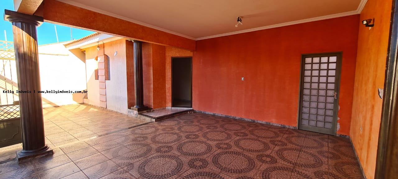 Casa à venda com 3 quartos, 300m² - Foto 2