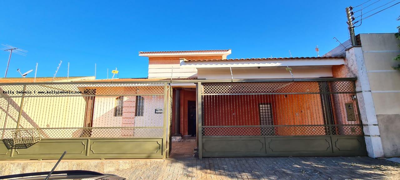 Casa à venda com 3 quartos, 300m² - Foto 1