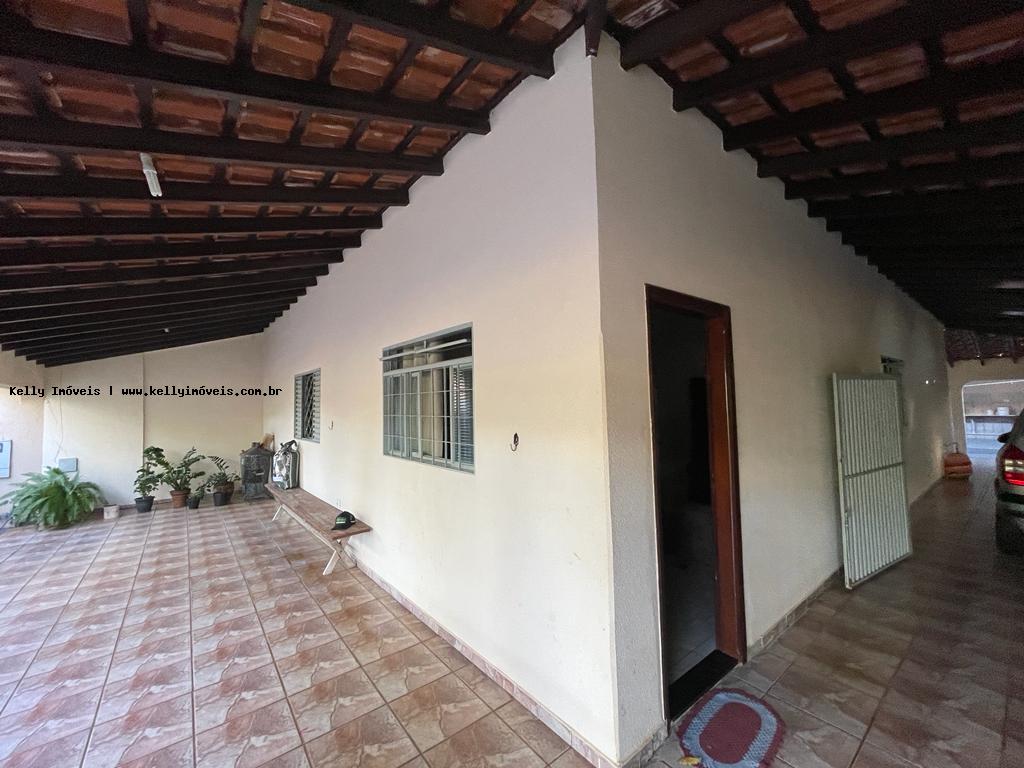 Casa à venda com 3 quartos, 306m² - Foto 1