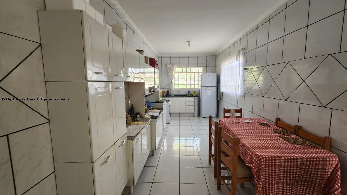 Casa à venda com 4 quartos, 215m² - Foto 4