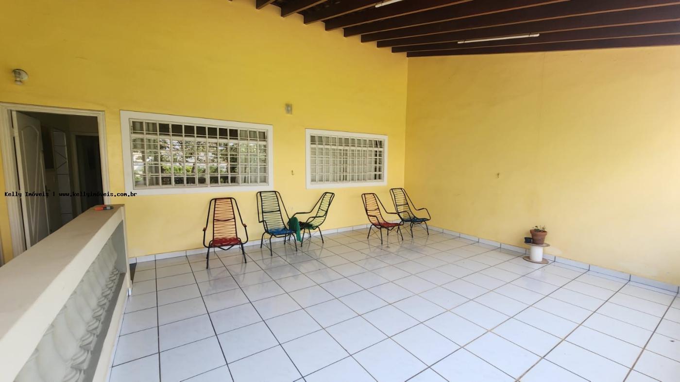 Casa à venda com 4 quartos, 215m² - Foto 2