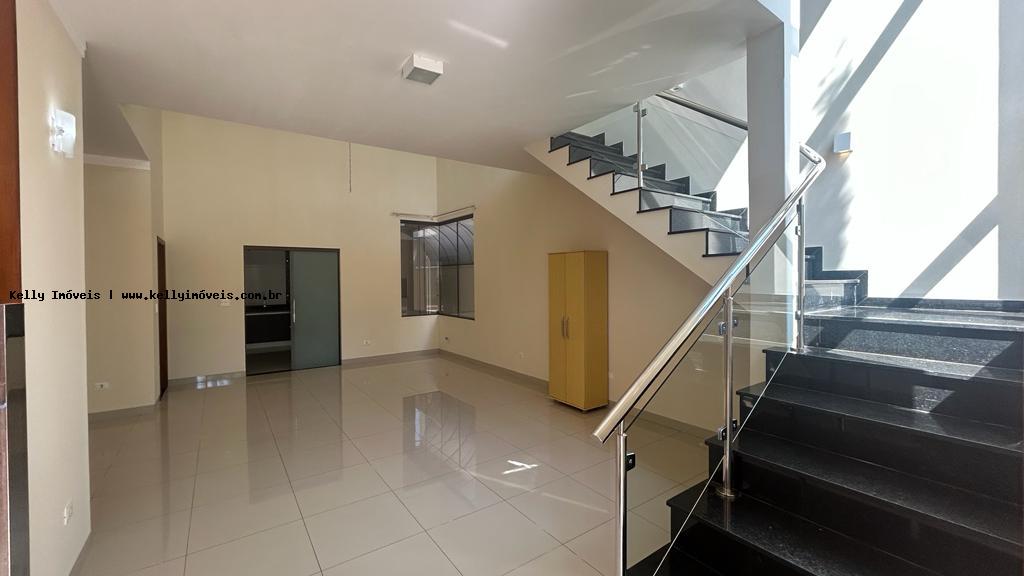 Casa de Condomínio à venda com 3 quartos, 252m² - Foto 2