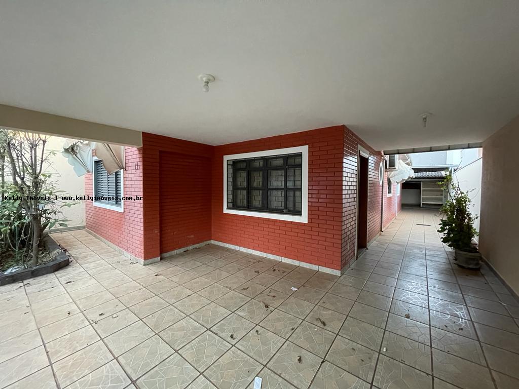 Casa à venda com 3 quartos, 183m² - Foto 1