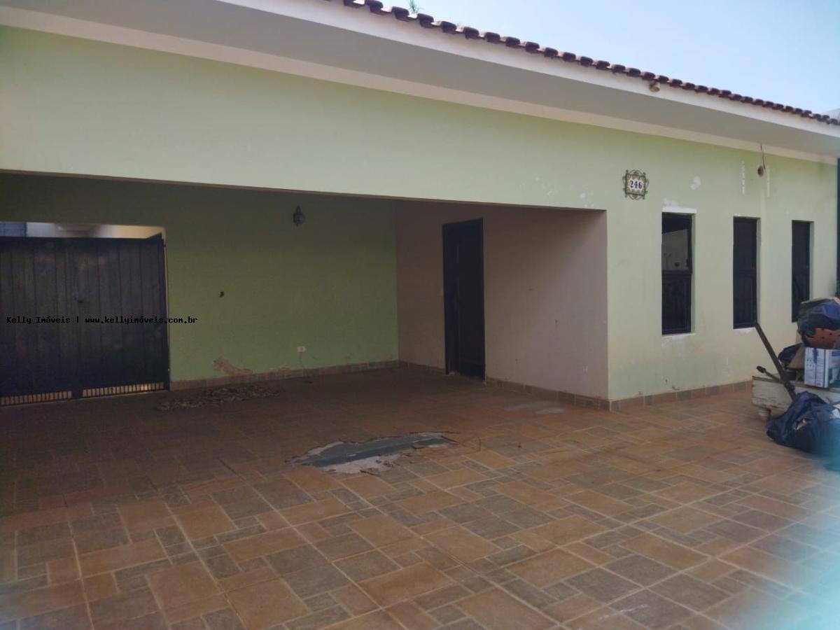 Casa à venda com 3 quartos, 242m² - Foto 2