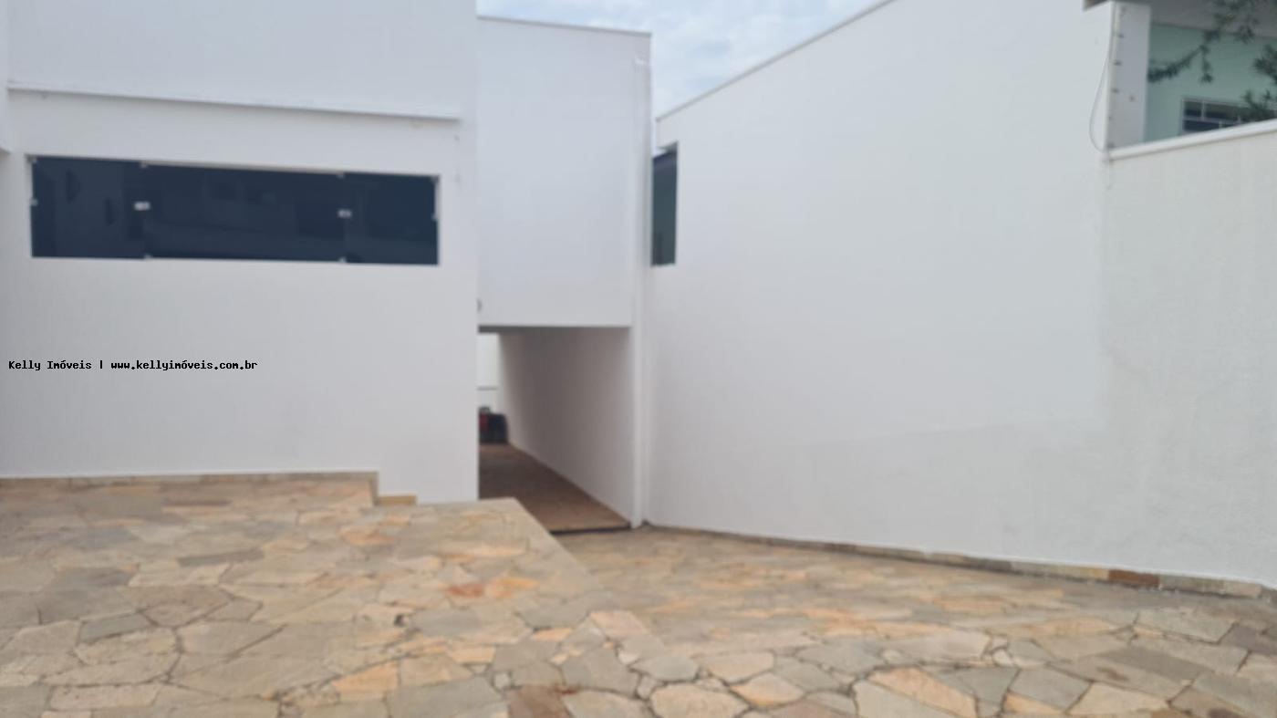 Casa à venda com 4 quartos, 341m² - Foto 2