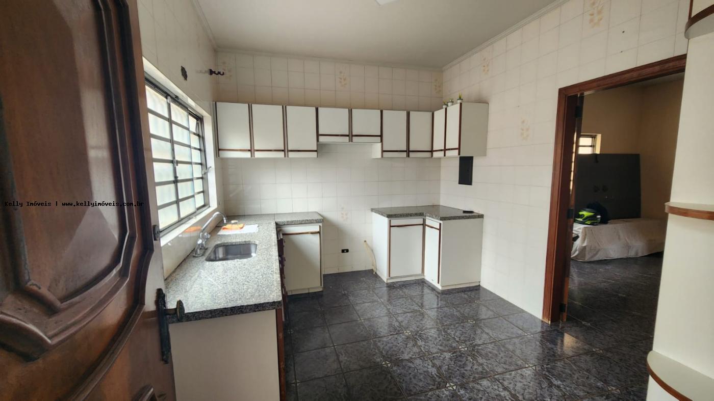 Casa à venda com 3 quartos, 352m² - Foto 8