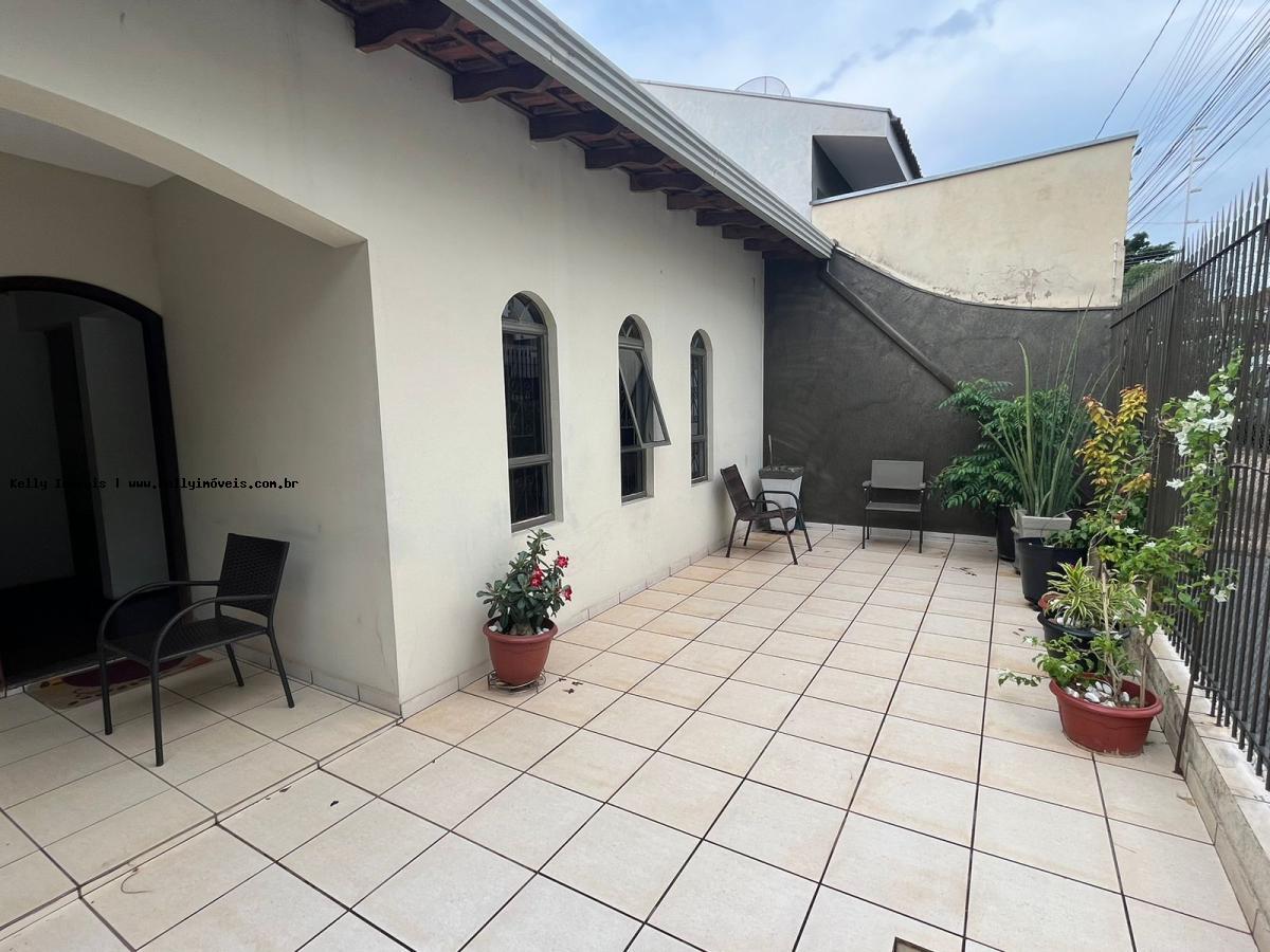 Casa à venda com 3 quartos, 363m² - Foto 1