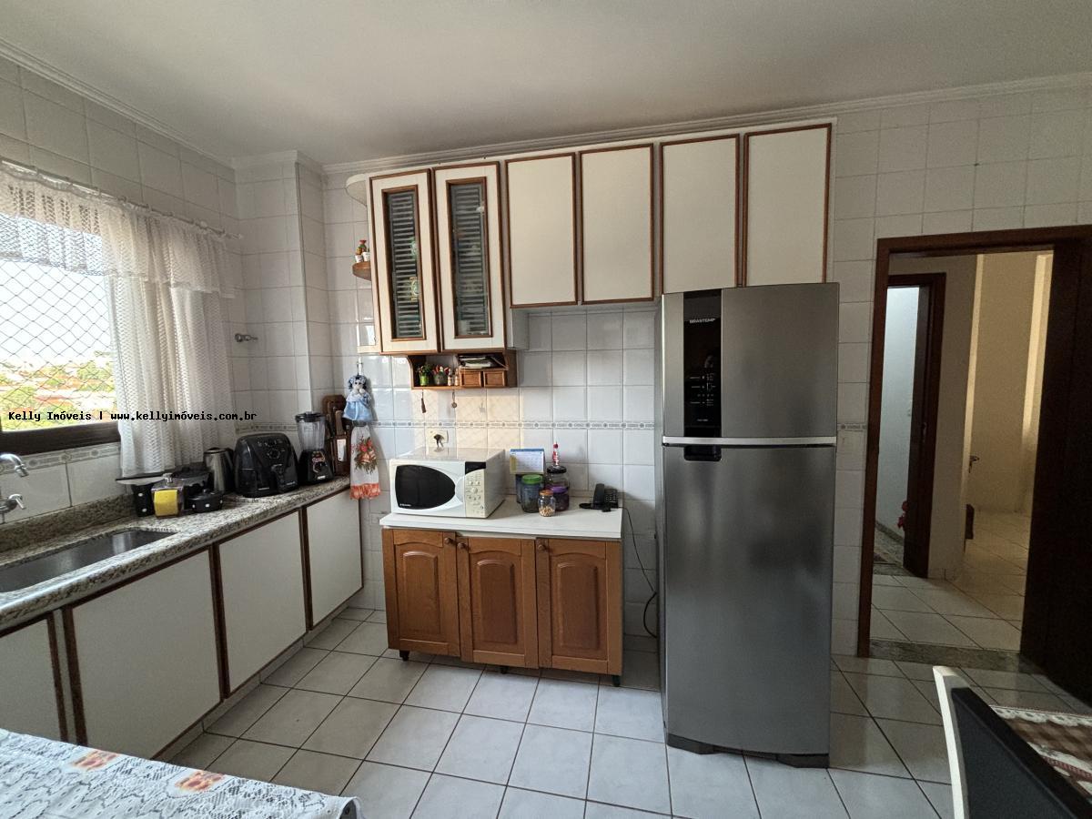 Apartamento à venda com 3 quartos, 178m² - Foto 2