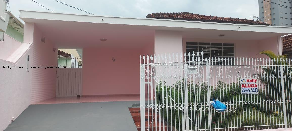 Casa para alugar com 3 quartos, 220m² - Foto 1