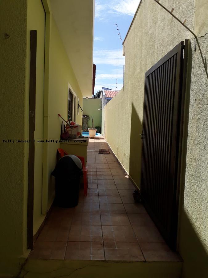 Casa à venda com 3 quartos, 300m² - Foto 2