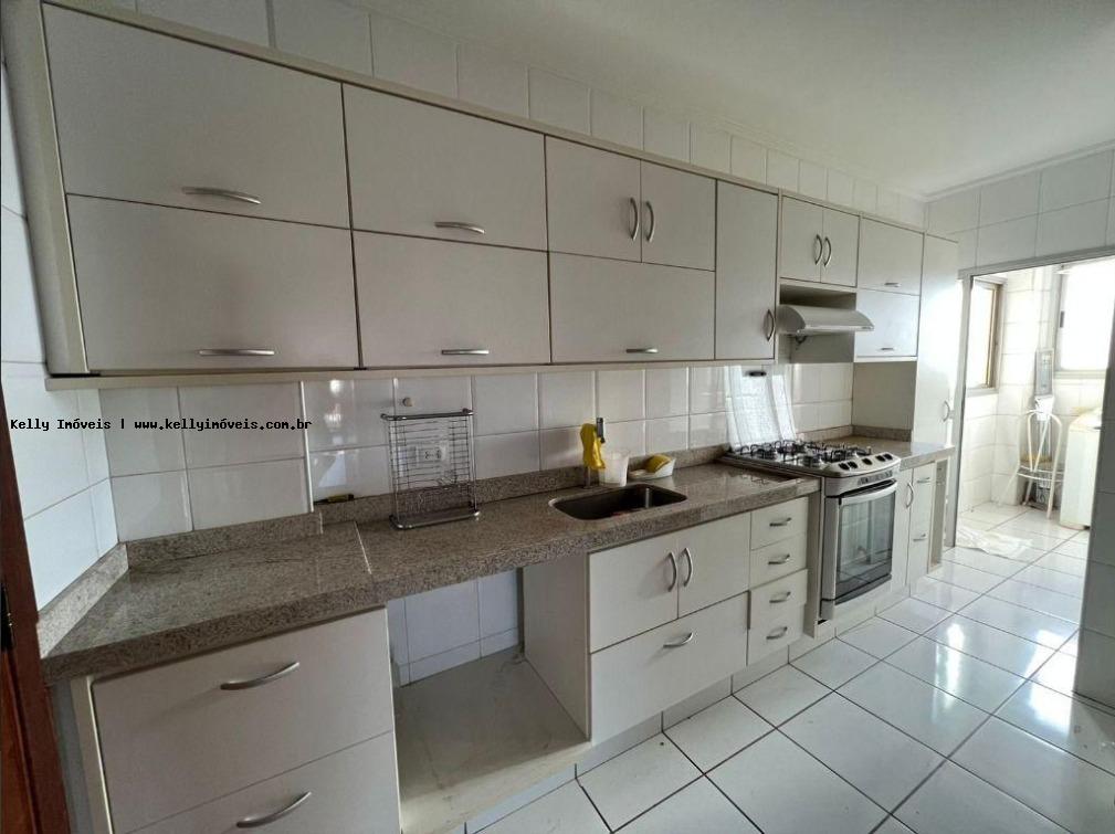 Apartamento à venda com 3 quartos, 110m² - Foto 2