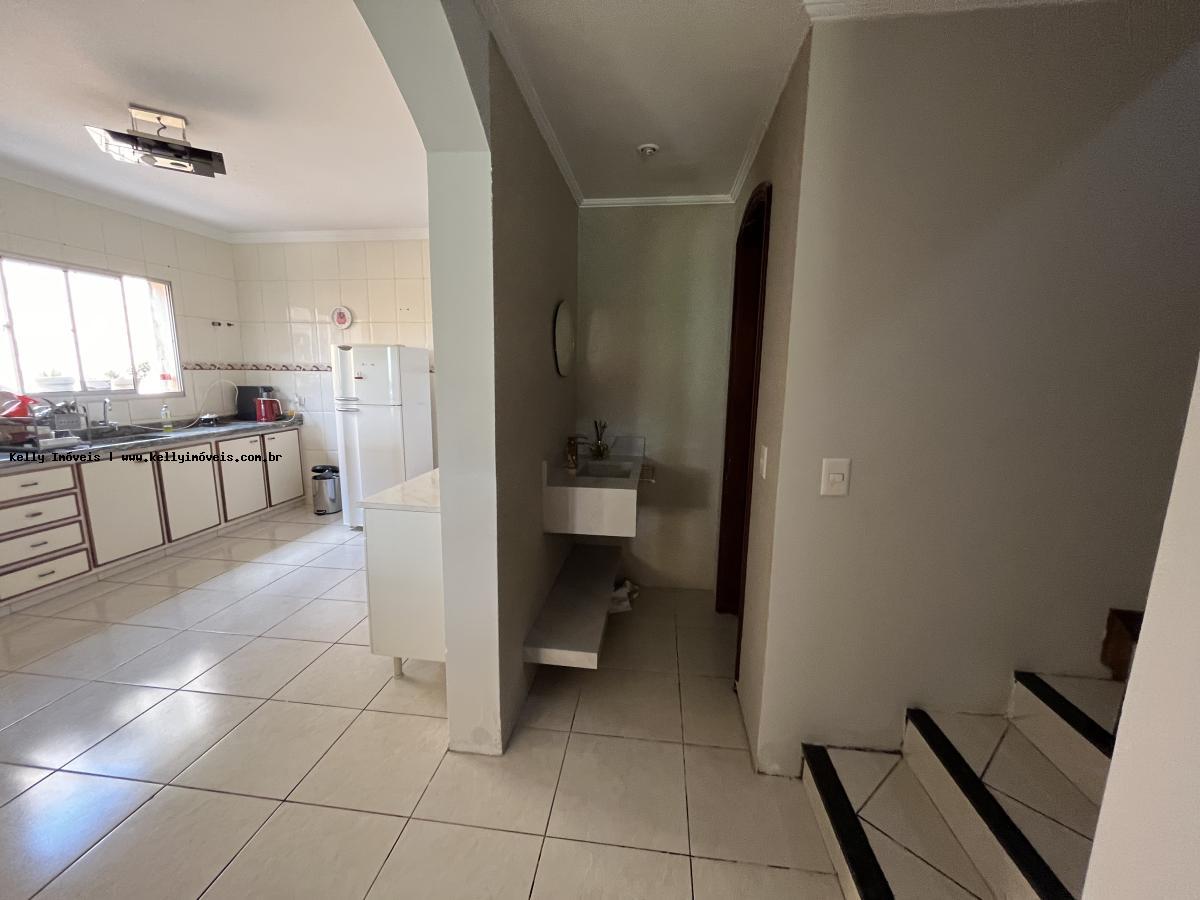 Casa para alugar com 5 quartos, 303m² - Foto 13