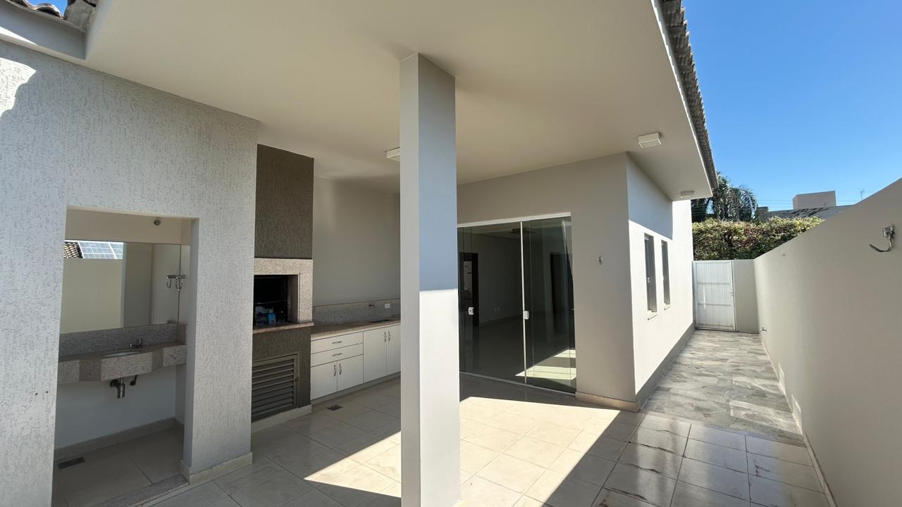 Casa de Condomínio à venda com 4 quartos, 360m² - Foto 2