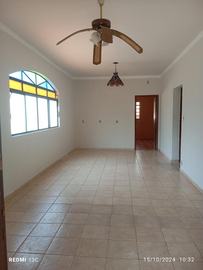 Casa para alugar com 2 quartos, 300m² - Foto 3