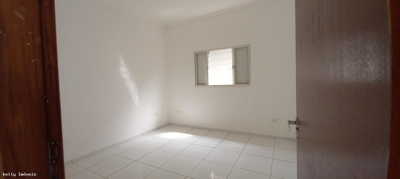 Casa para alugar com 2 quartos, 200m² - Foto 8