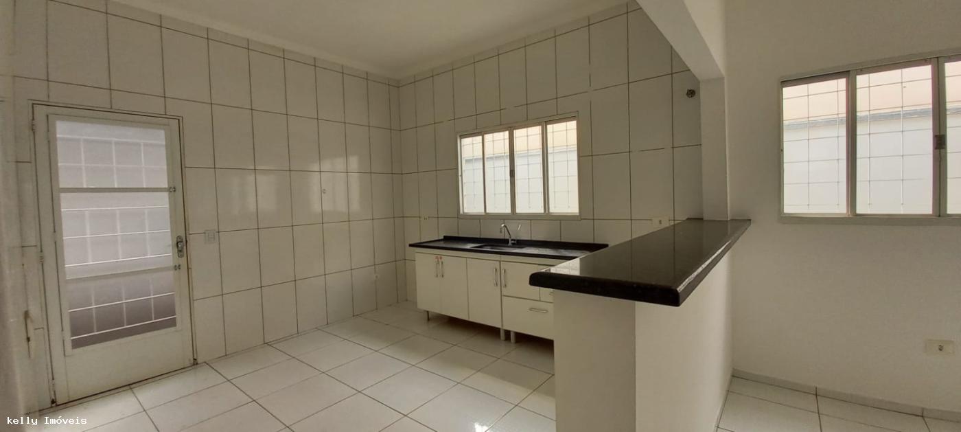 Casa para alugar com 2 quartos, 200m² - Foto 12